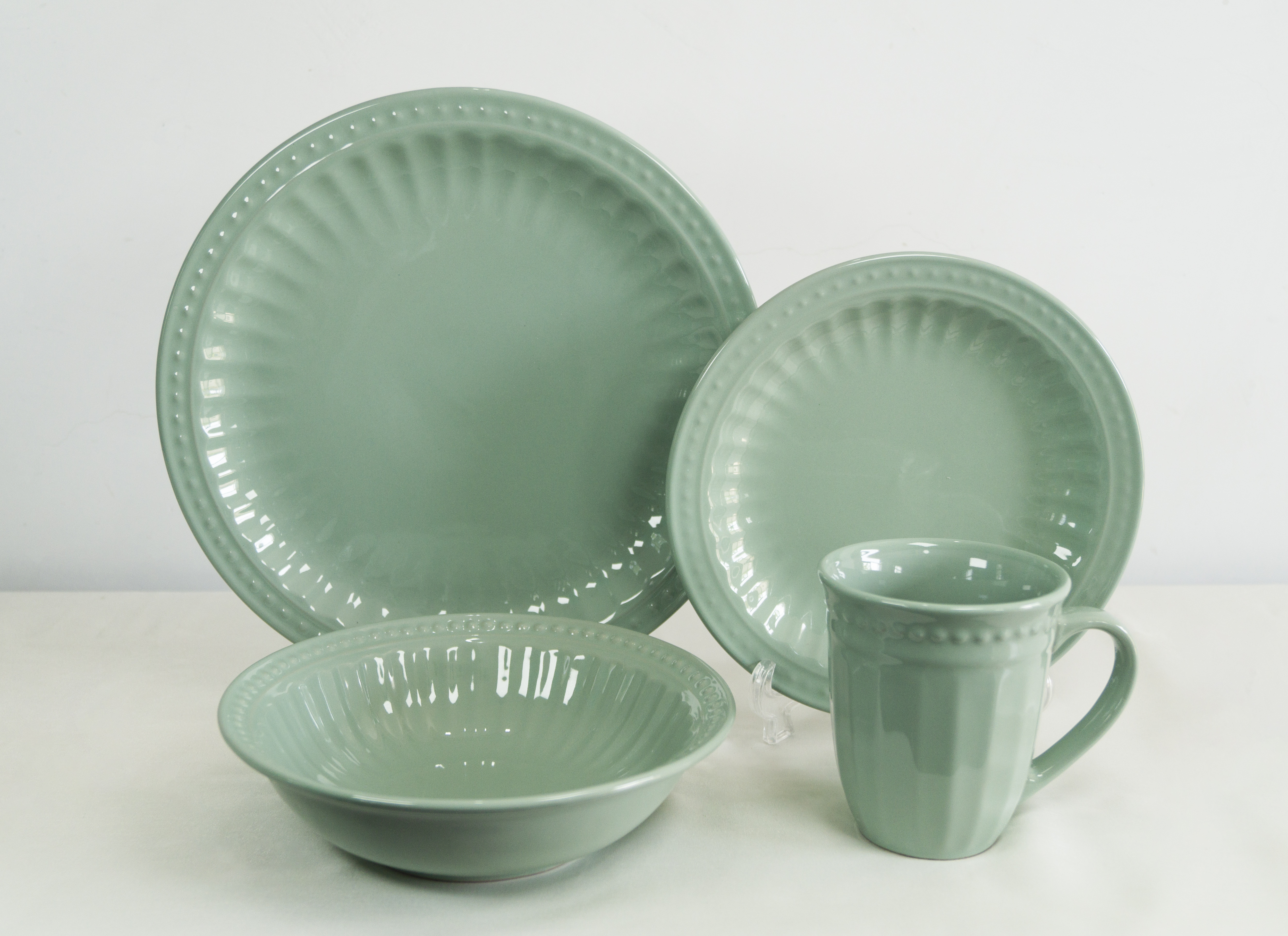 Dinnerware with thumb emboss