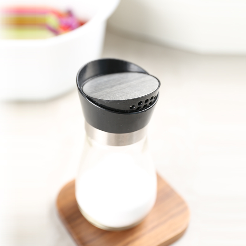 Cruet with plastic lid