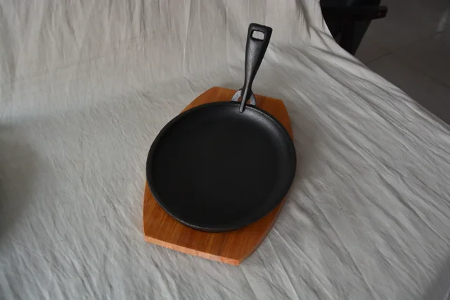 Cast iron preseasoned fajita with wooden base