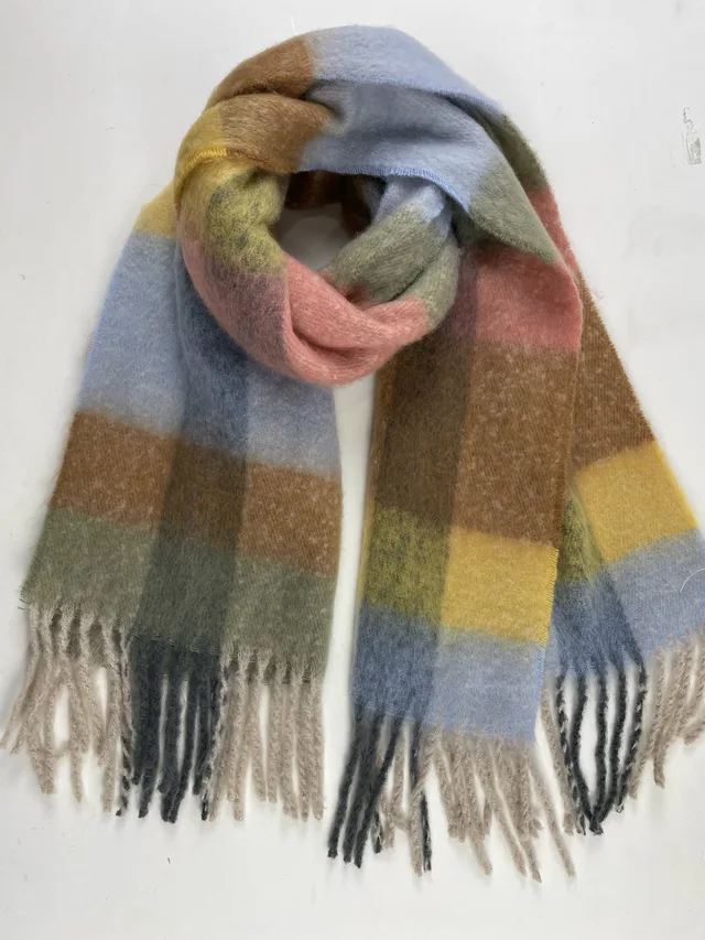 Ladies check scarf with boucle yarn