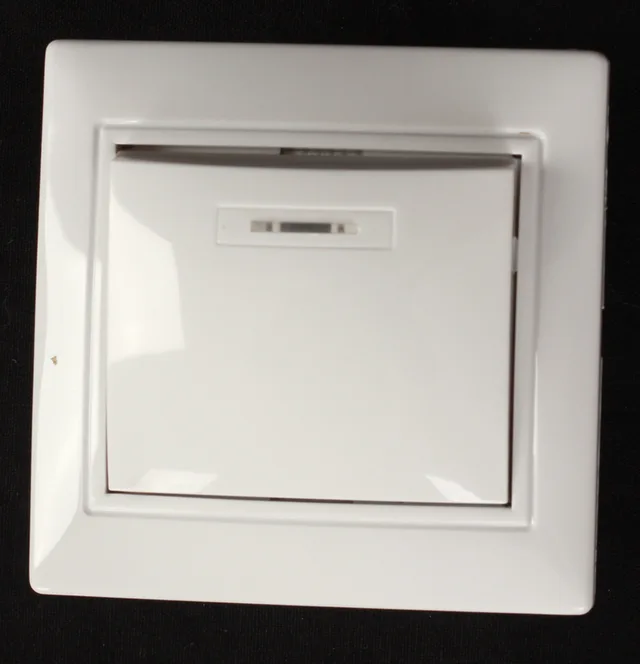 81W-1-03one gang one way switch with lamp