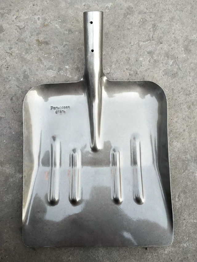 Farm shovel