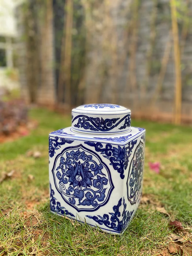Square ceramic gar