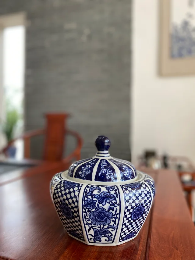 Chinoiserie ceramic gar