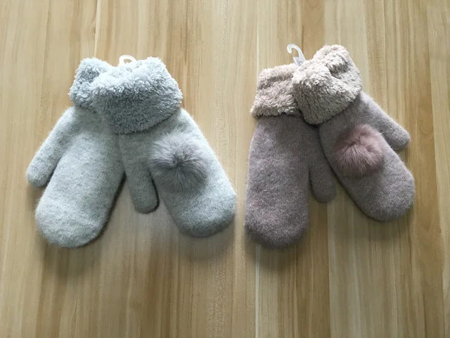 Knitted gloves