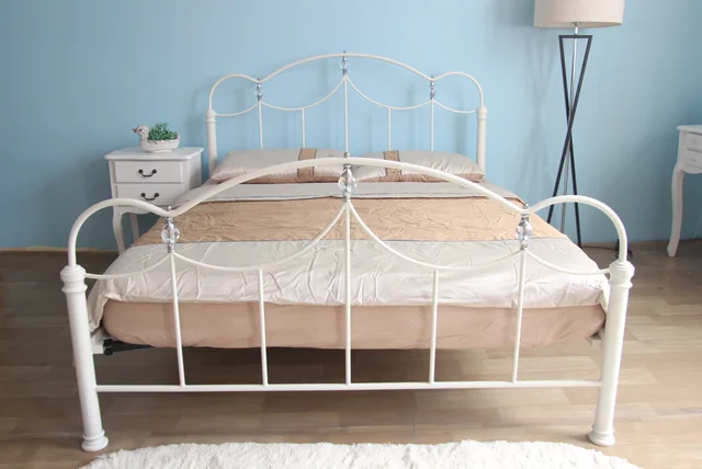 Metal bed