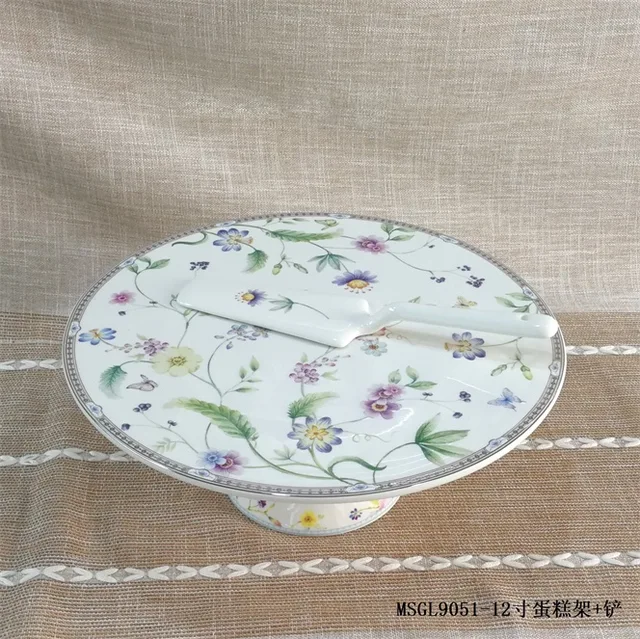 Cake holder with server