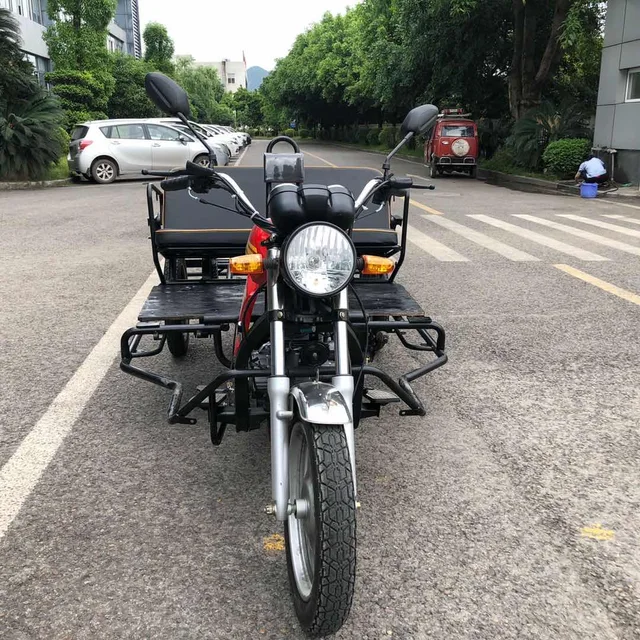 Central -axis passenger tricycle