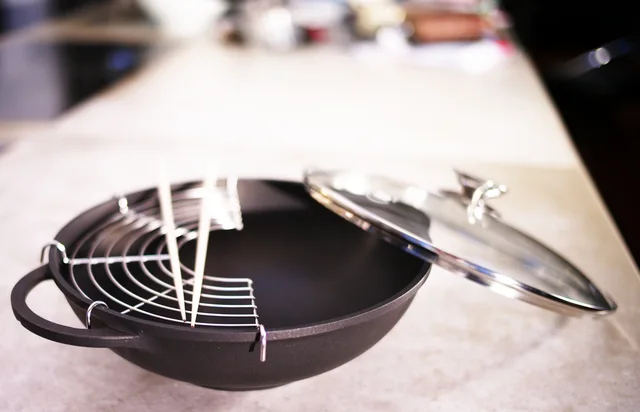 Wok with glass lid and accessories