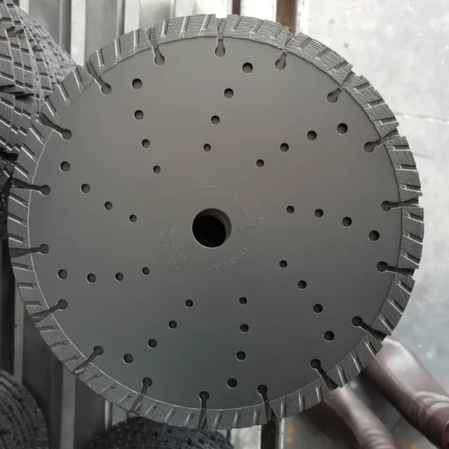 Diamond dry turbo saw blade