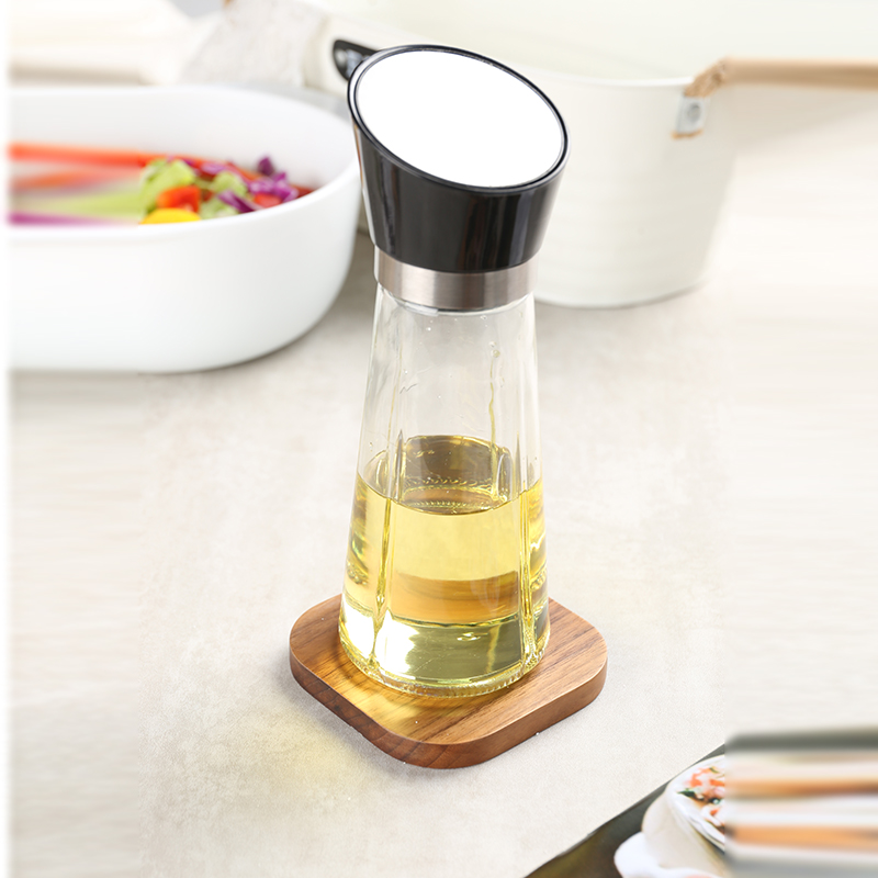 Oil bottle with plastic lid