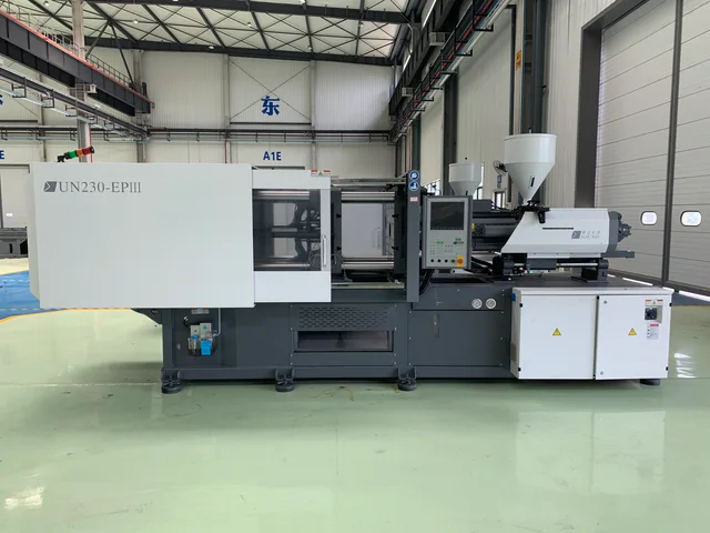 Energy saving plastic injection machine