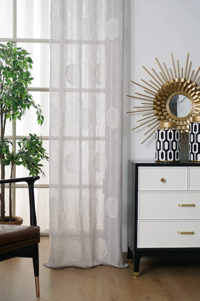 Embroidery on linen look