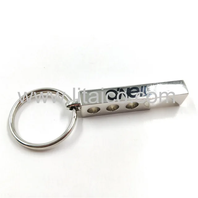 Fashionable hollowed-out metal keychain
