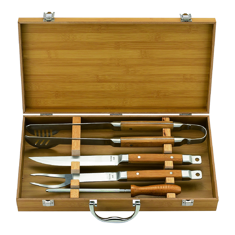 BBQ set with wooden handle