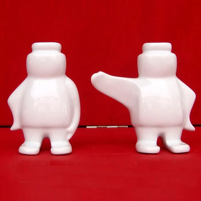 Ceramic salt and pepper shakers set/Casserole with Lid