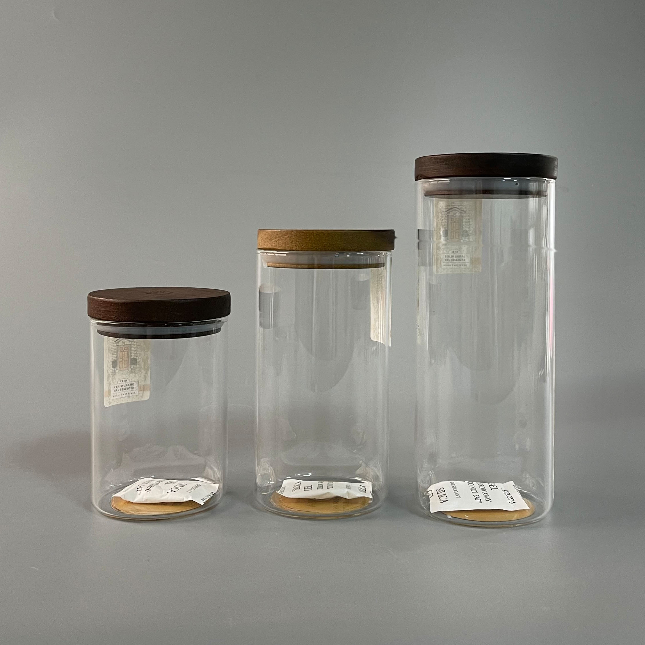 Heat-resistant glass canister with acacia lid