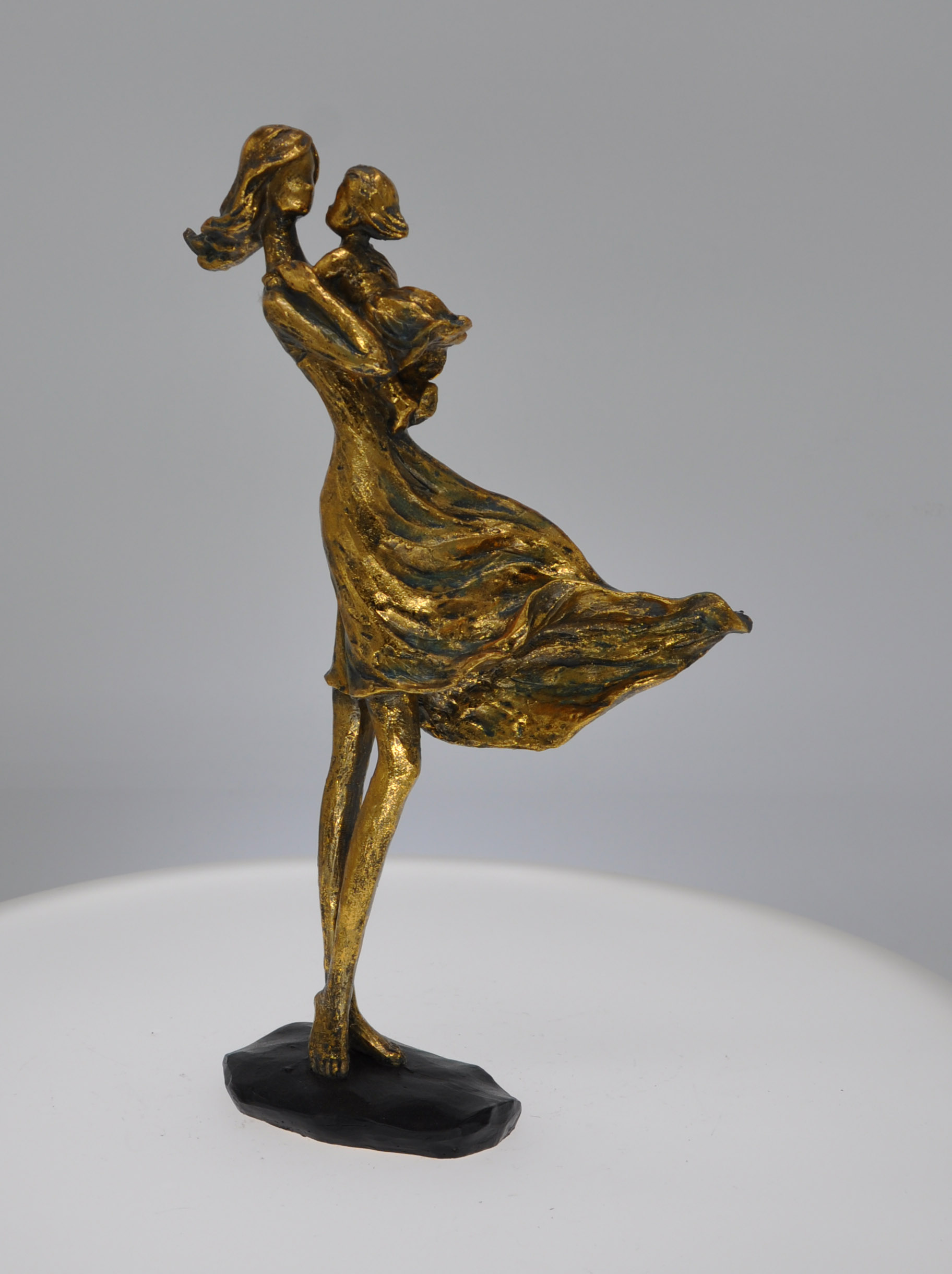 Polyresin Lady With Babe
