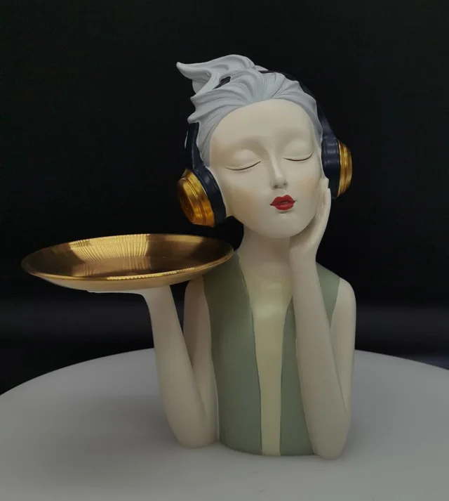 Polyresin Fashion Girl