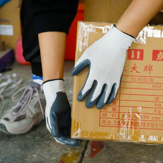 White nylon/polyester shell. Grey nitrile coating gloves,anti slip,oil proof, anti abrasion