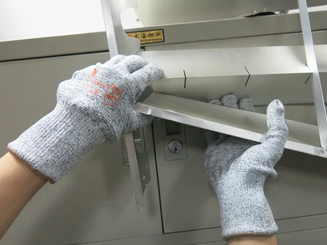 Cut resistant glove